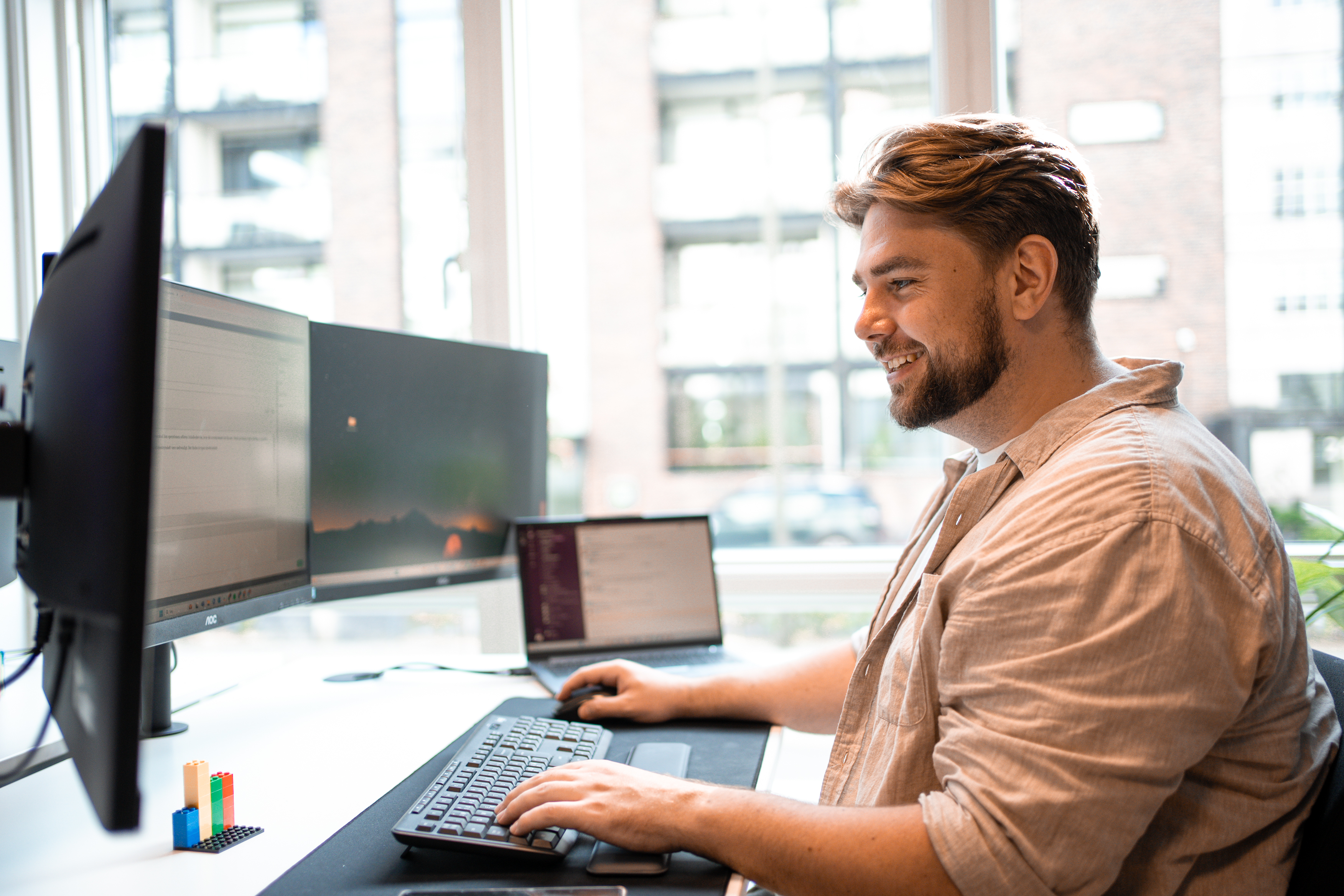 Matti Ljungberg working at his desk